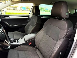 Skoda Superb Combi 2.0 TDI 150 CV DSG Style con NAVEGADOR, BLUETOOTH...