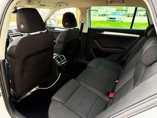 Skoda Superb Combi 2.0 TDI 150 CV DSG Style con NAVEGADOR, BLUETOOTH...