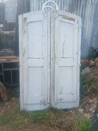 Antigua ventana doble con contraventanas verdes