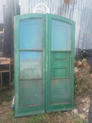 Antigua ventana doble con contraventanas verdes