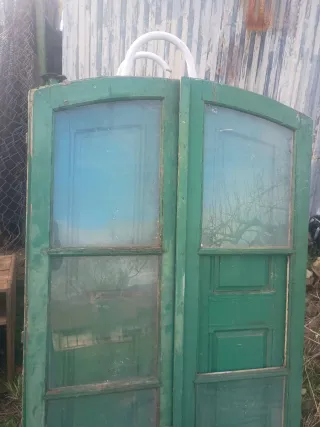 Antigua ventana doble con contraventanas verdes