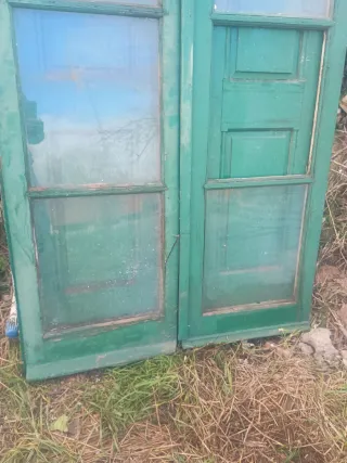 Antigua ventana doble con contraventanas verdes