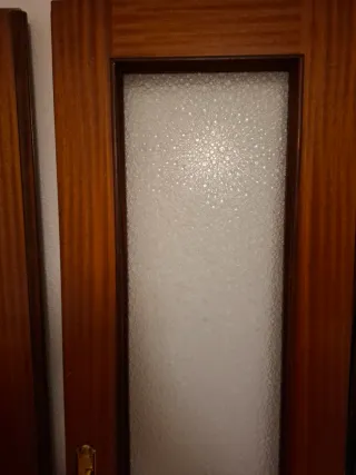 Puerta doble de madera con cristal