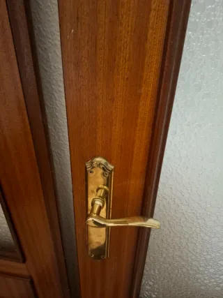 Puerta doble de madera con cristal