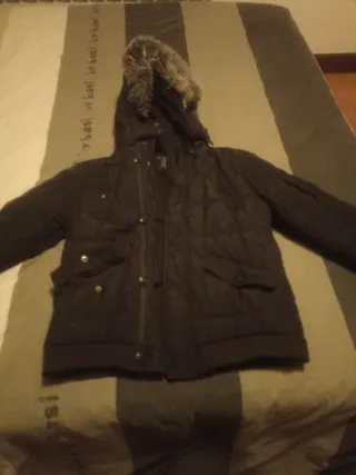 Chaqueta negra con capucha y pelo