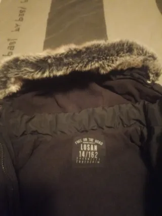 Chaqueta negra con capucha y pelo