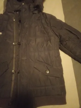 Chaqueta negra con capucha y pelo