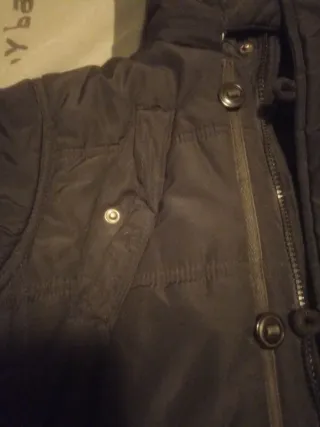 Chaqueta negra con capucha y pelo