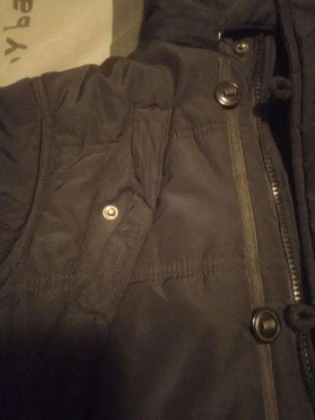 Chaqueta negra con capucha y pelo