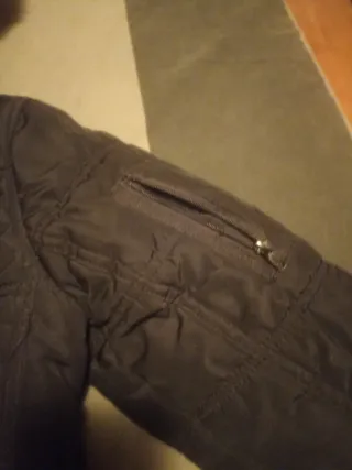 Chaqueta negra con capucha y pelo