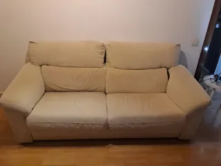 Sofá de tela beige