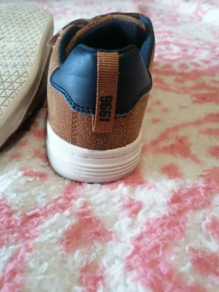 Sapatilhas castanhas com fecho de velcro