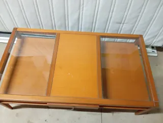 Tavolino da salotto in legno e vetro