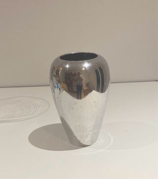 Jarrón metálico plateado