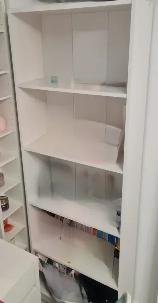 Estantería Ikea con 4 baldas y 5 compartimentos