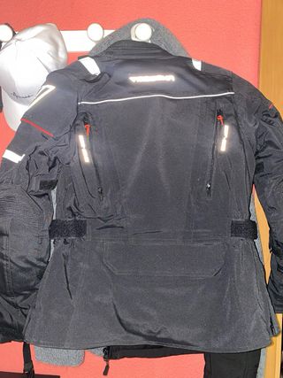 Cazadora de moto negra con detalles rojos