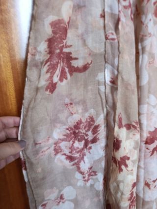 Fular floral Cortefiel granate 90x235cm