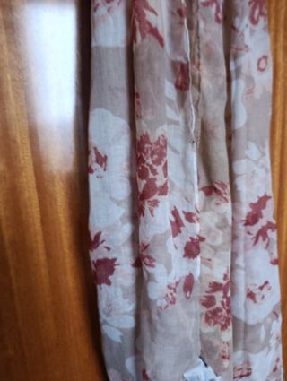 Fular floral Cortefiel granate 90x235cm
