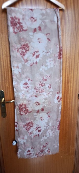 Fular floral Cortefiel granate 90x235cm