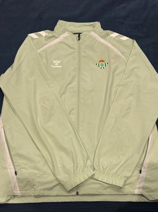 Chaqueta paseo jugador Real Betis