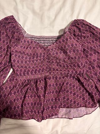 Blusa morada con estampado de rombos