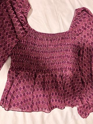 Blusa morada con estampado de rombos