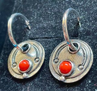 Pendientes aro con chapa y piedra roja