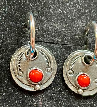 Pendientes aro con chapa y piedra roja