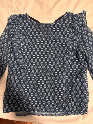 Blusa azul con estampado de rombos