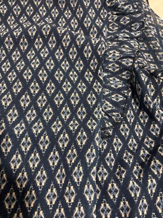 Blusa azul con estampado de rombos