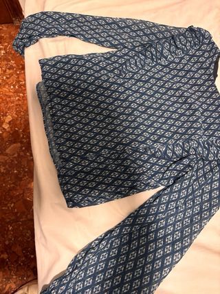 Blusa azul con estampado de rombos