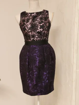 Vestido de cóctel morado y negro