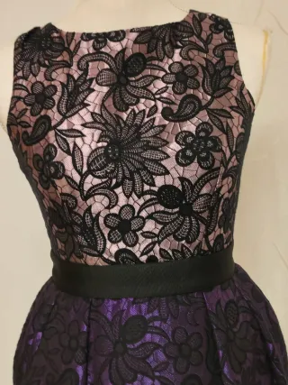 Vestido de cóctel morado y negro
