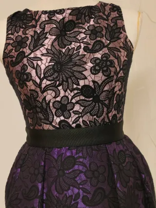Vestido de cóctel morado y negro
