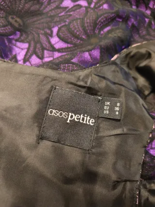 Vestido de cóctel morado y negro