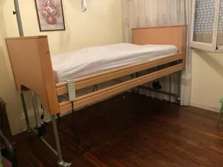 Cama articulada de madera y metal