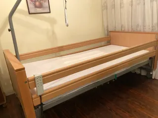 Cama articulada de madera y metal