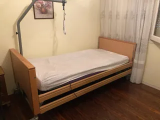 Cama articulada de madera y metal