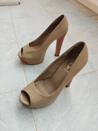 Zapatos de tacón beige y rosa