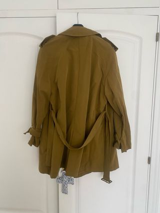 Gabardina corta Zara verde oliva