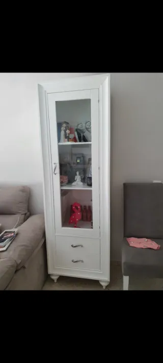 Vitrina madera maciza blanca con patas isabelinas