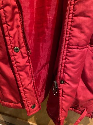 Abrigo rojo con capucha