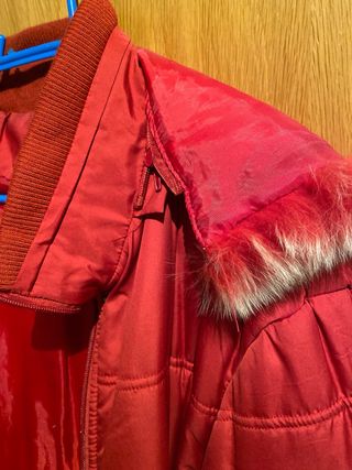 Abrigo rojo con capucha