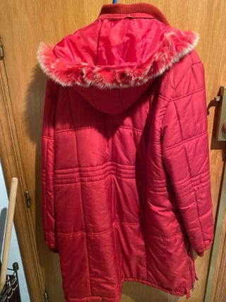 Abrigo rojo con capucha