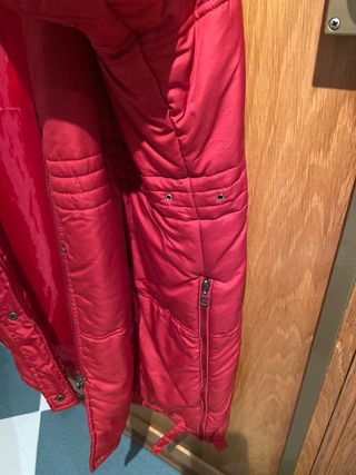 Abrigo rojo con capucha