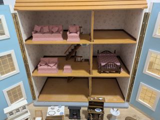 Casa de muñecas clásica azul y marrón