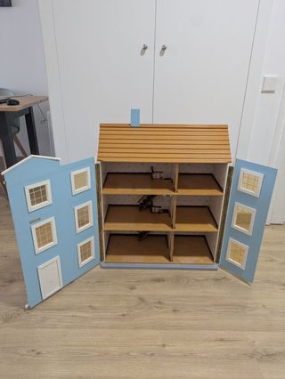 Casa de muñecas clásica azul y marrón