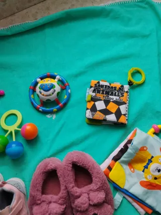 Lote de juguetes y zapatitos para bebé