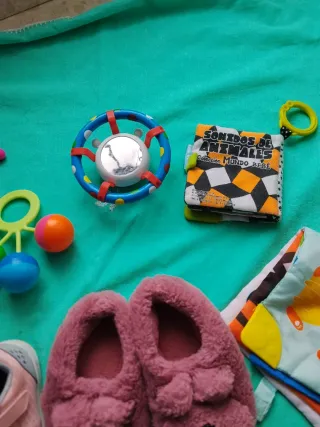 Lote de juguetes y zapatitos para bebé