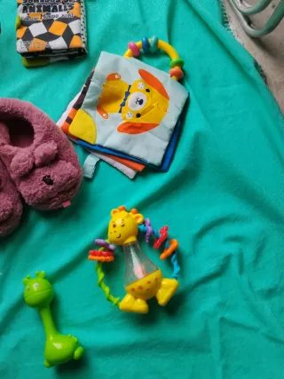 Lote de juguetes y zapatitos para bebé